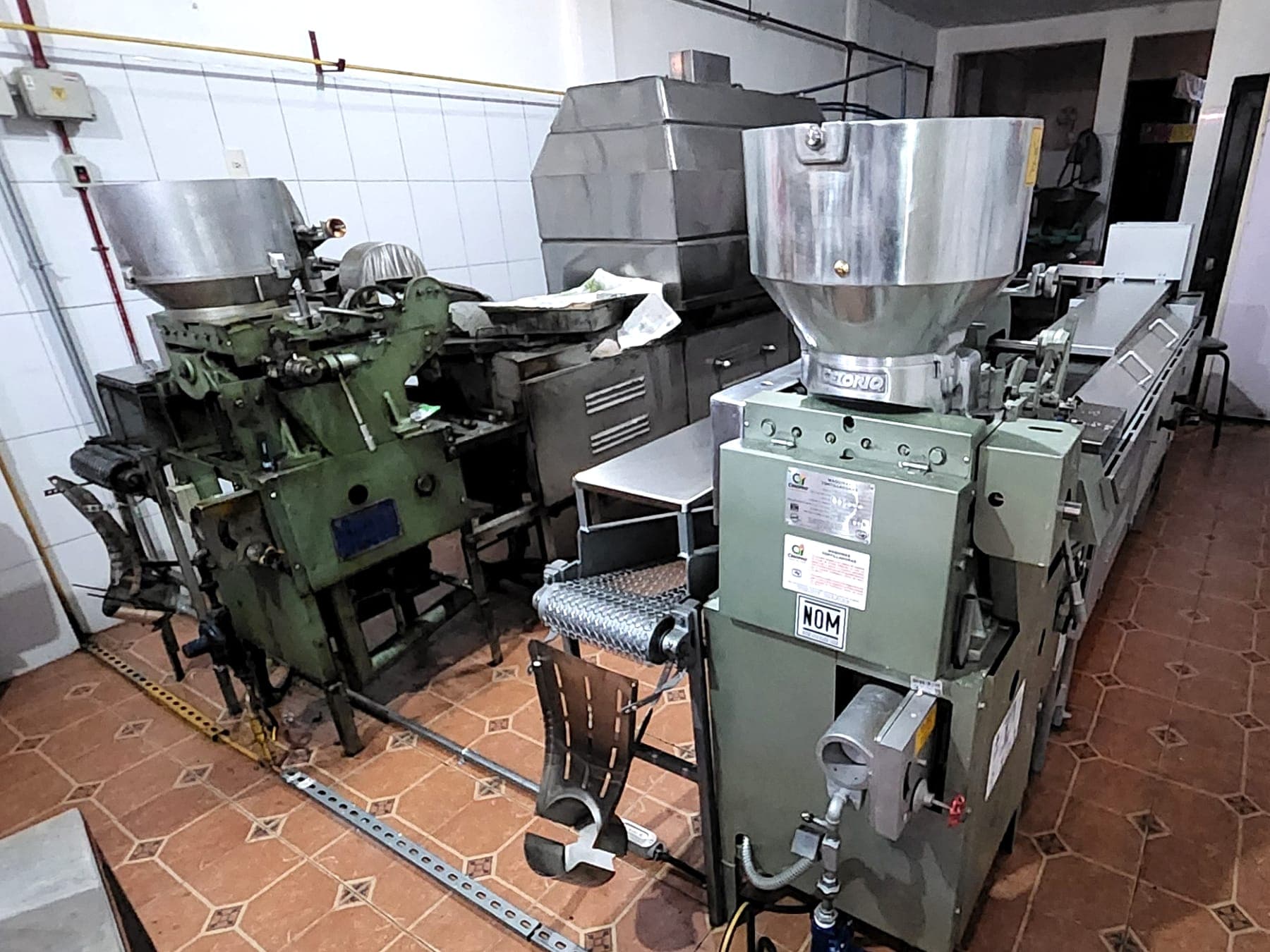Área de producción de Tortillería Wences con las tortilladoras y el equipo de molienda en acero inoxidable